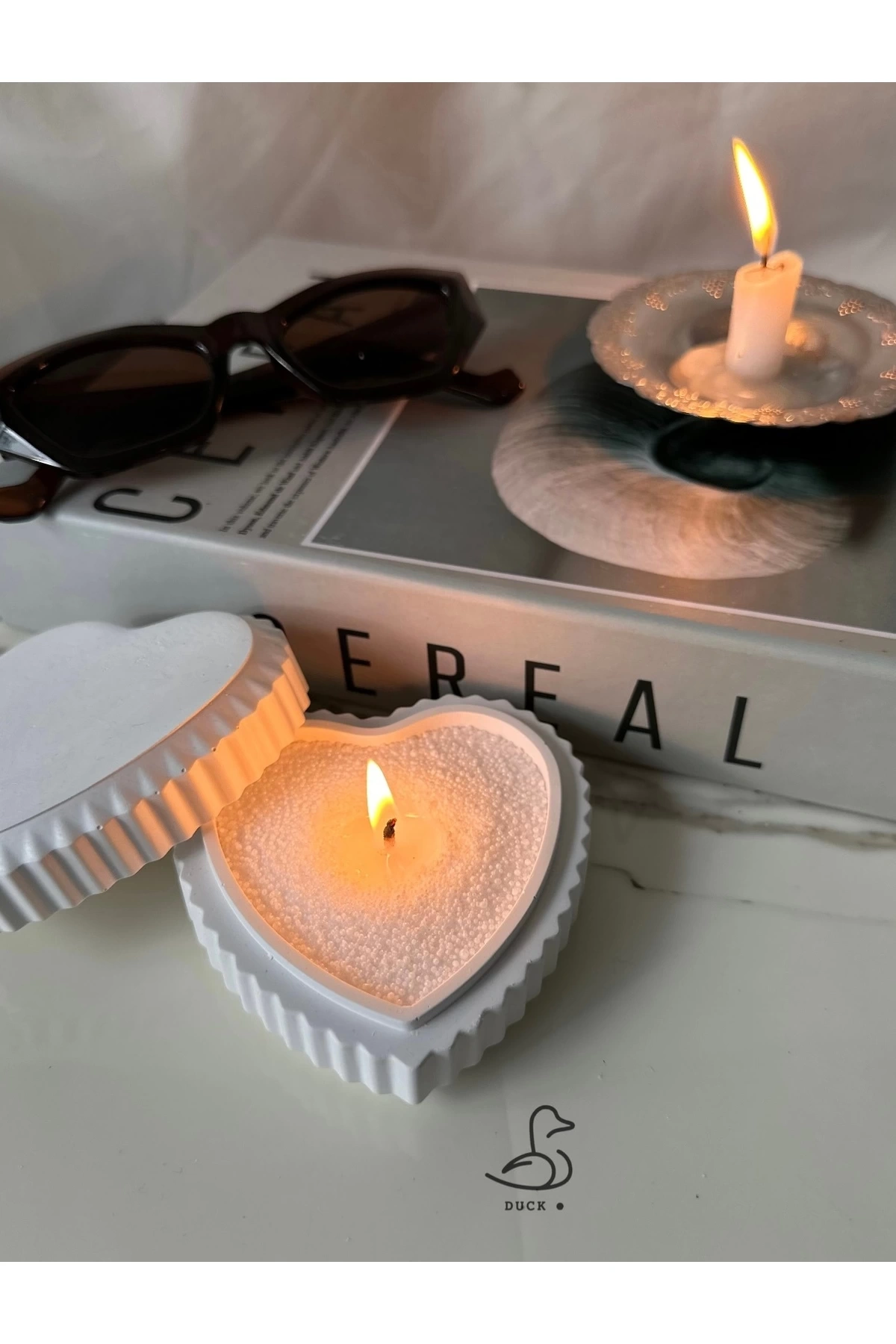 Kalp görünümlü inci tozlu mumluk