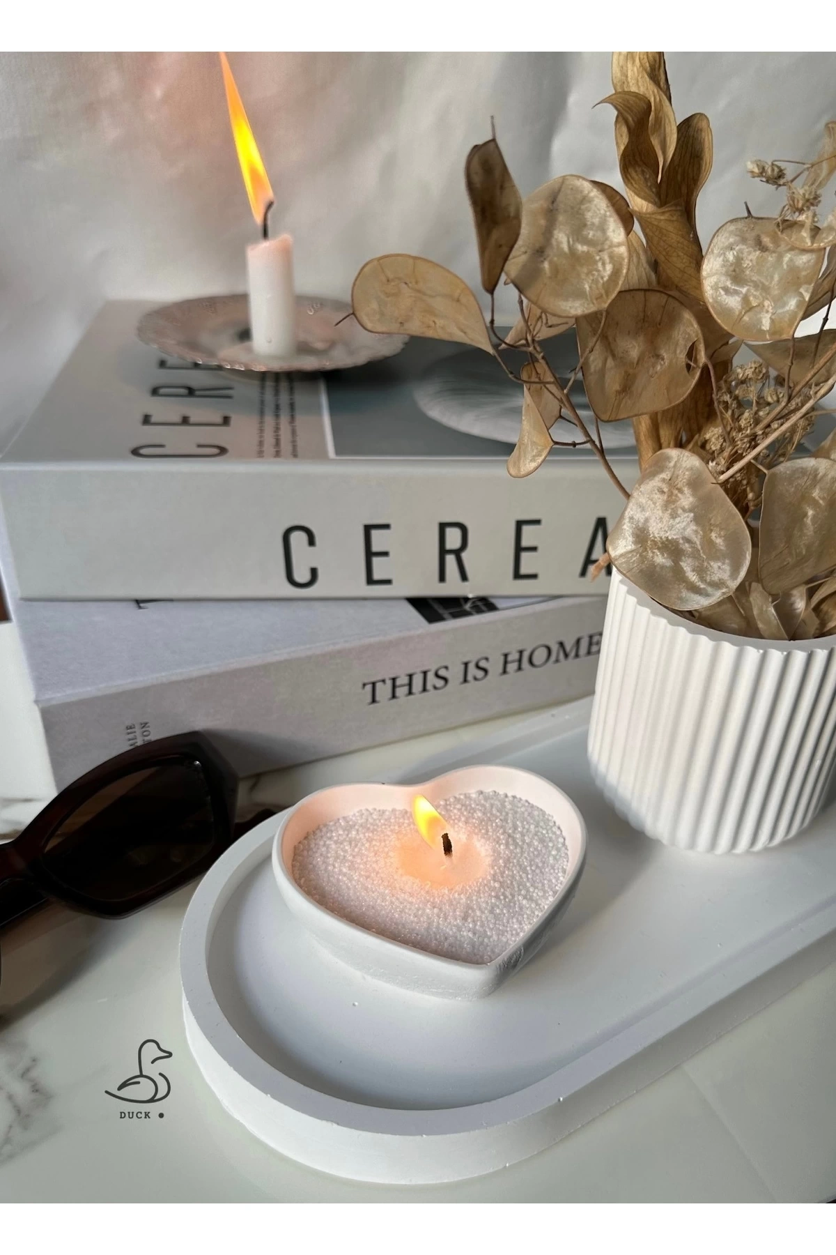 Çizgili vazo ve kalp görünümlü inci tozlu mumluk set