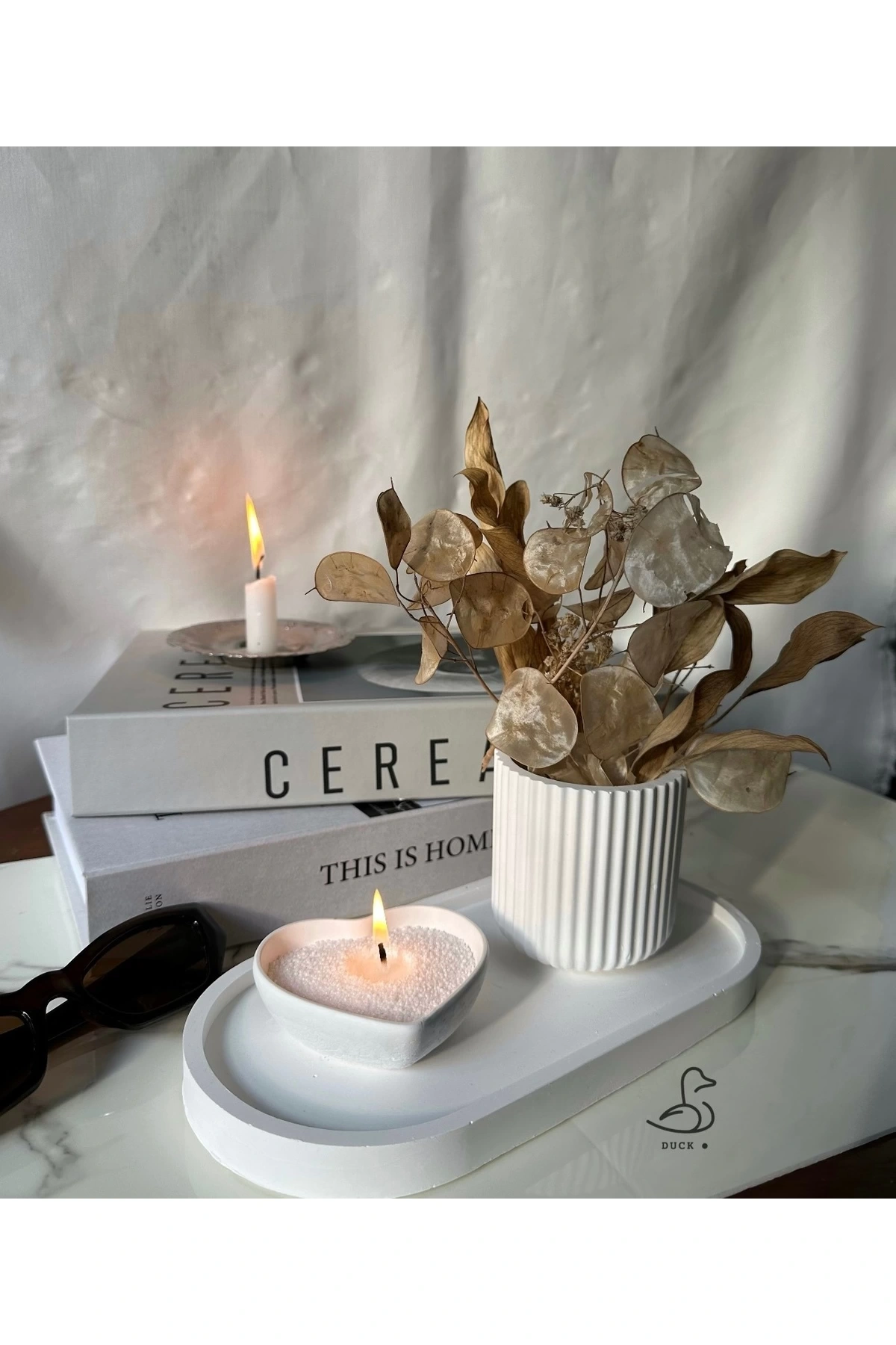 Çizgili vazo ve kalp görünümlü inci tozlu mumluk set