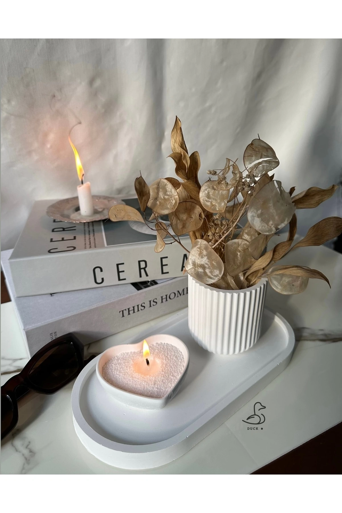 Çizgili vazo ve kalp görünümlü inci tozlu mumluk set