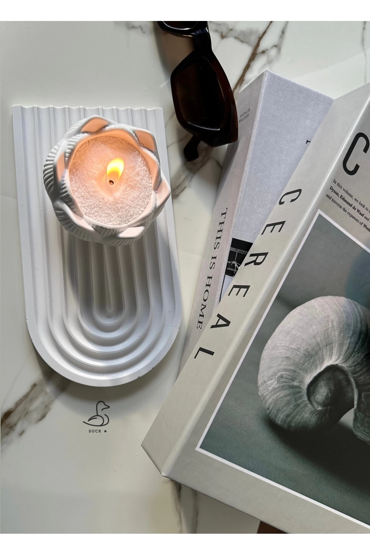 Çizgili dekoratif tabak ve lotus çiçek inci tozlu mumluk