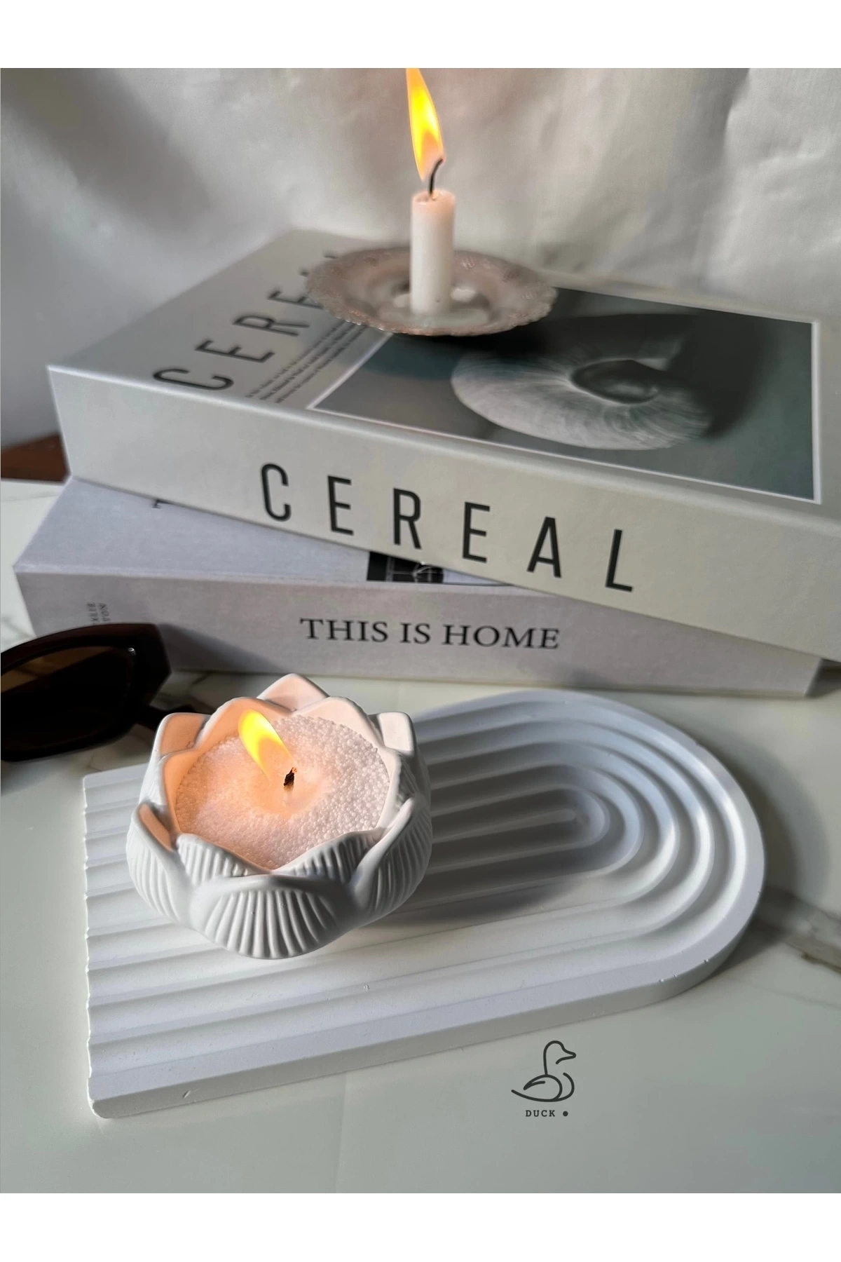 Çizgili dekoratif tabak ve lotus çiçek inci tozlu mumluk