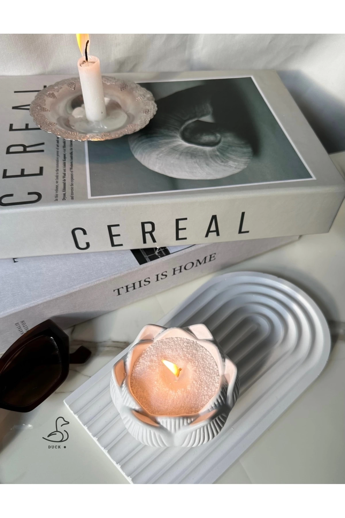 Çizgili dekoratif tabak ve lotus çiçek inci tozlu mumluk