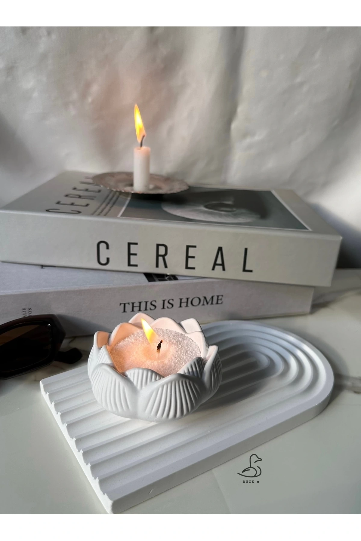 Çizgili dekoratif tabak ve lotus çiçek inci tozlu mumluk