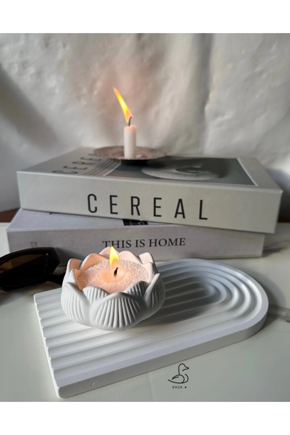 Çizgili dekoratif tabak ve lotus çiçek inci tozlu mumluk