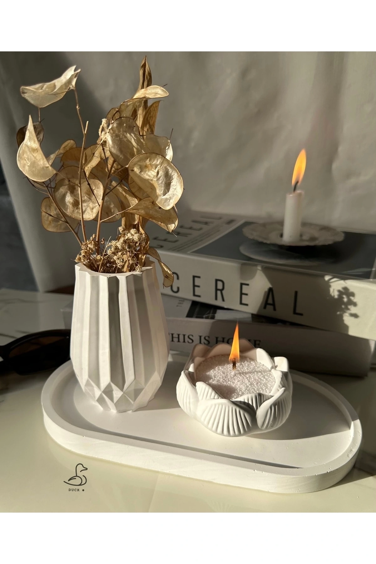 Geometrik desenli vazo ve lotus çiçek inci tozlu mumluk