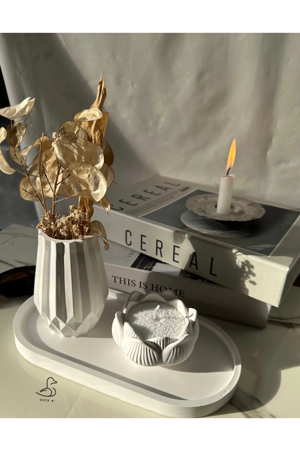 Geometrik desenli vazo ve lotus çiçek inci tozlu mumluk