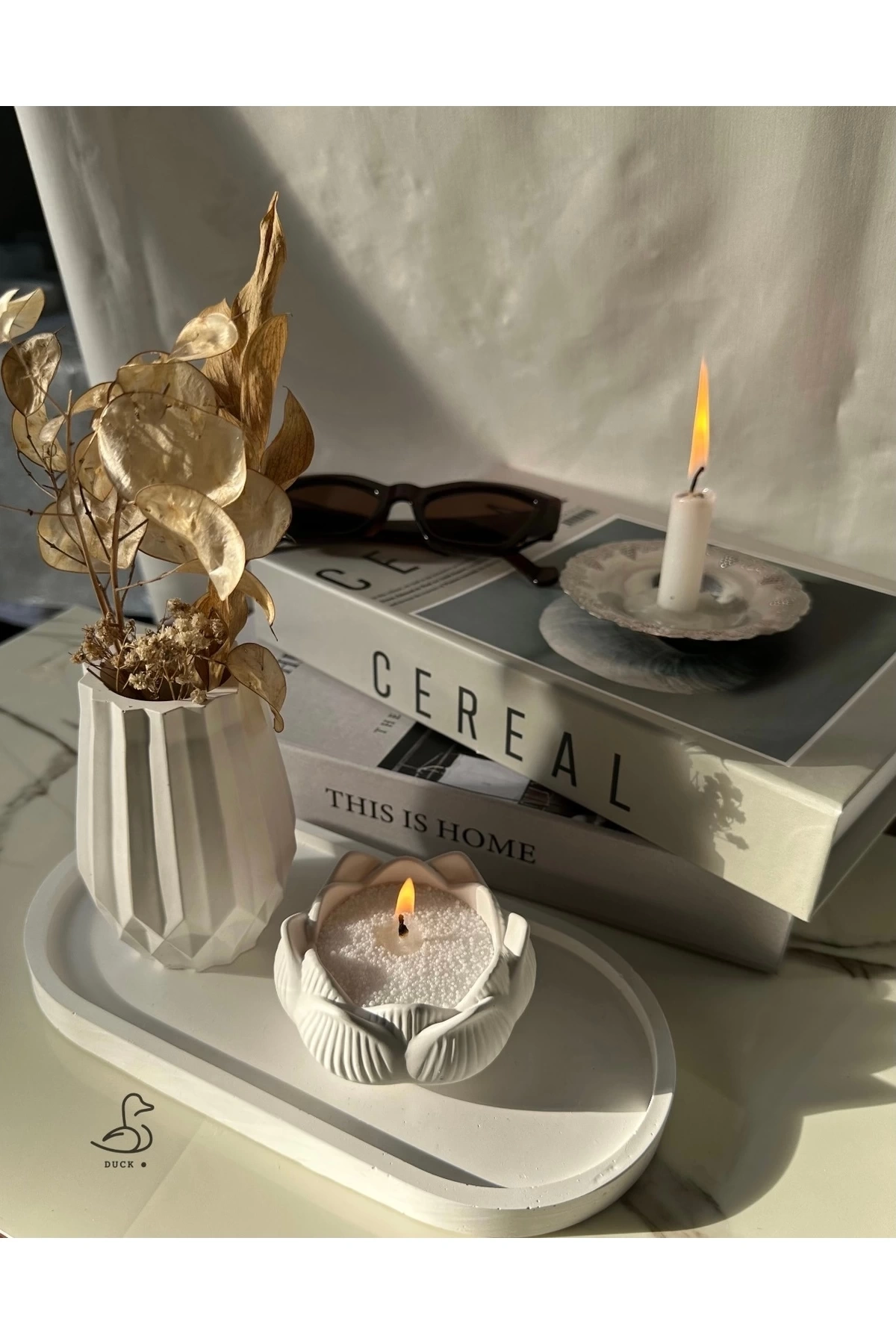 Geometrik desenli vazo ve lotus çiçek inci tozlu mumluk