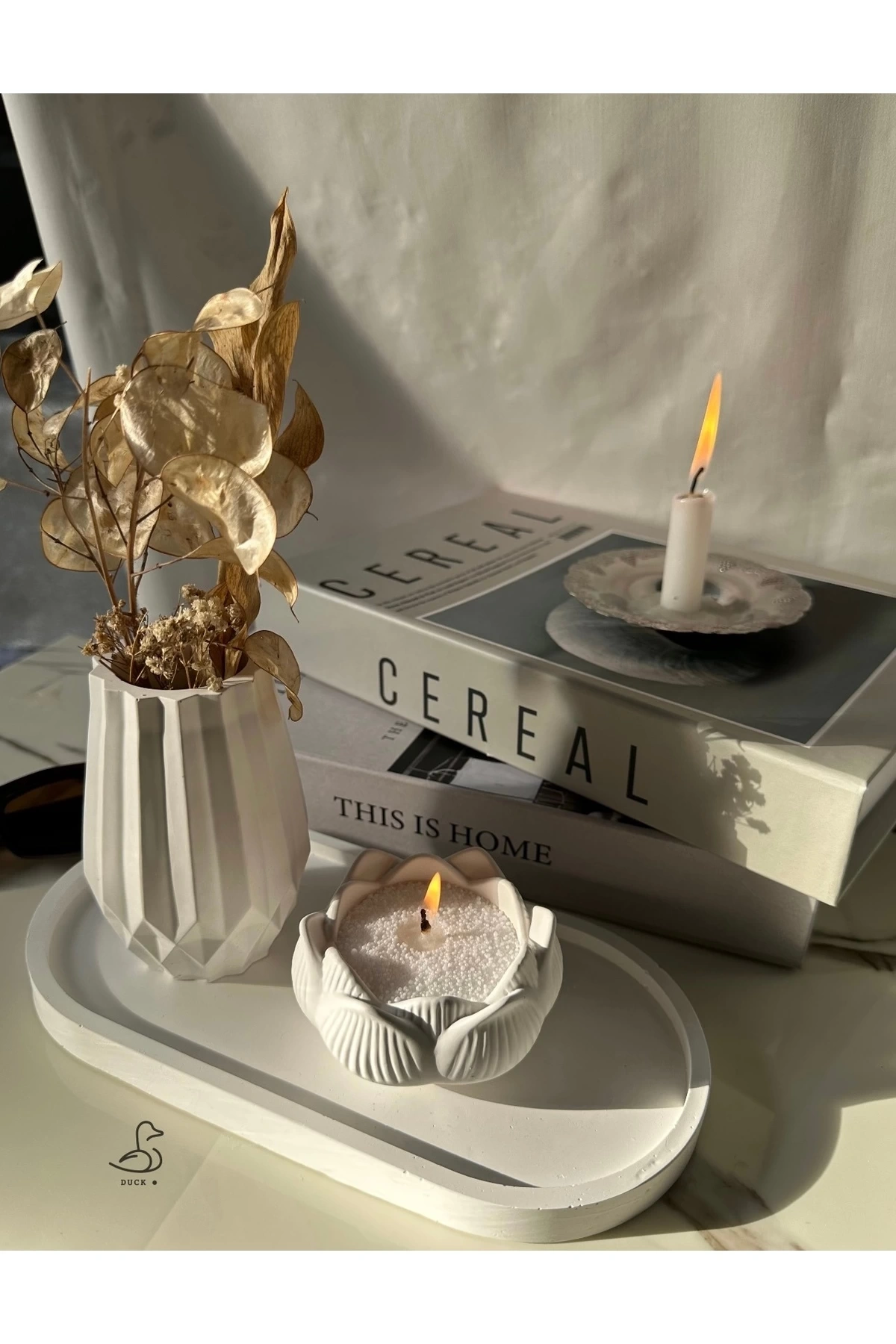 Geometrik desenli vazo ve lotus çiçek inci tozlu mumluk