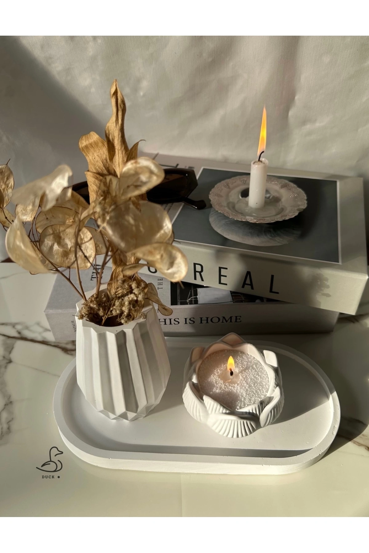 Geometrik desenli vazo ve lotus çiçek inci tozlu mumluk