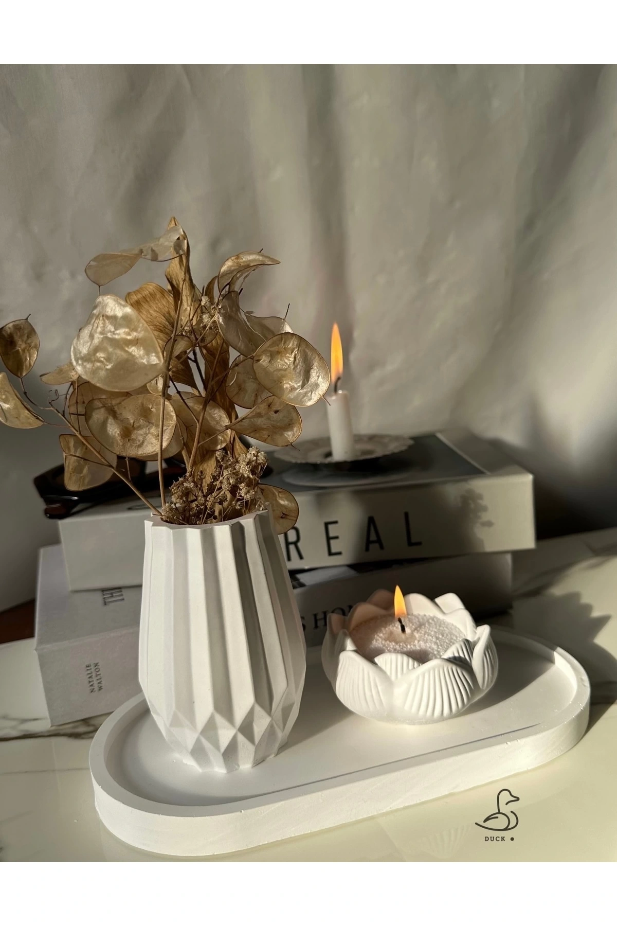 Geometrik desenli vazo ve lotus çiçek inci tozlu mumluk