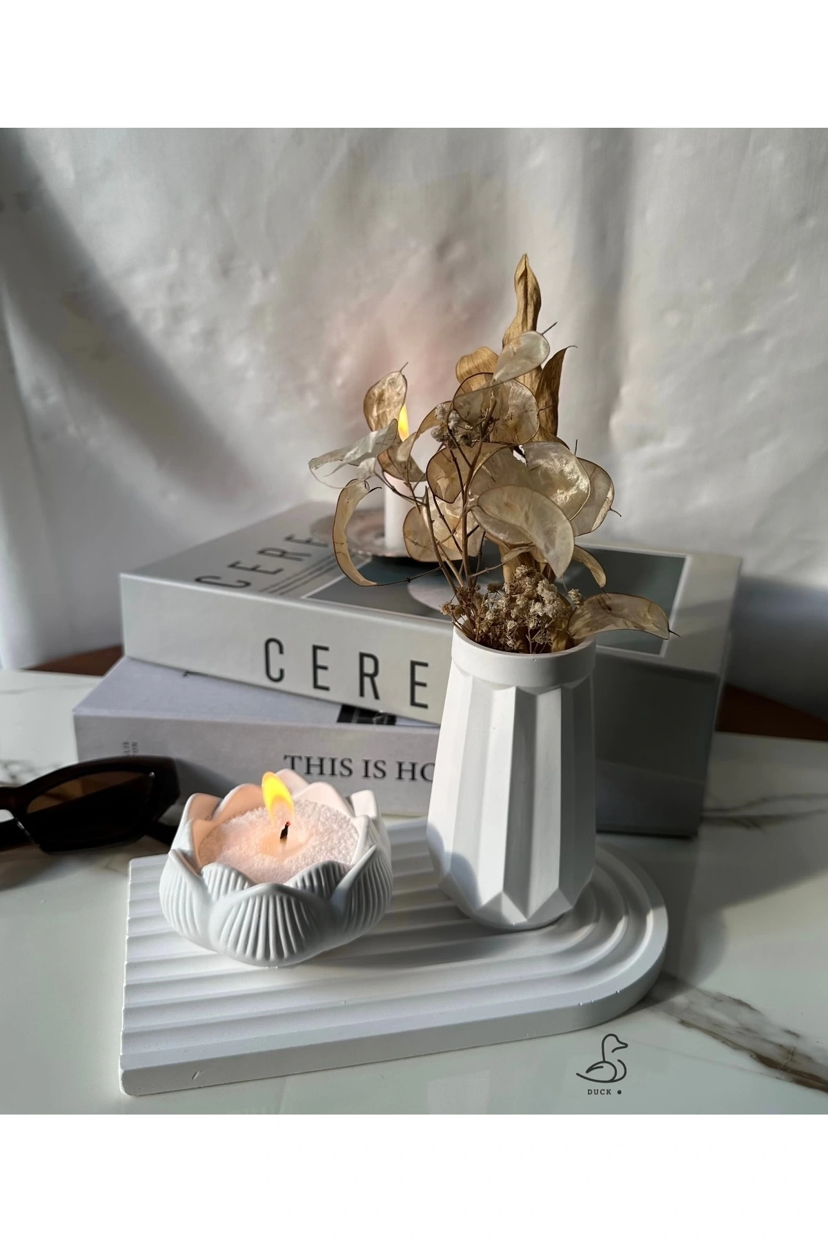 Geometrik desenli vazo ve lotus çiçek inci tozlu mumluk set