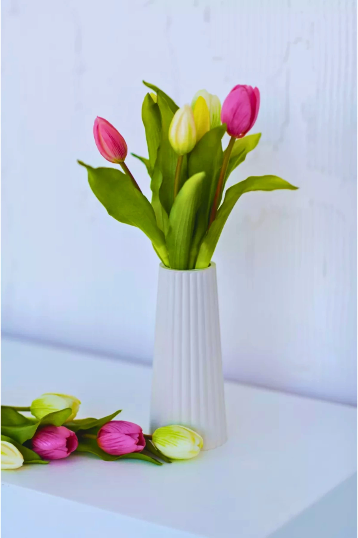 Modern Dekorasyon İçin Şık Beyaz Çizgili Beton Çiçek Vazo - Minimalist ve Zarif Vazo Modelleri