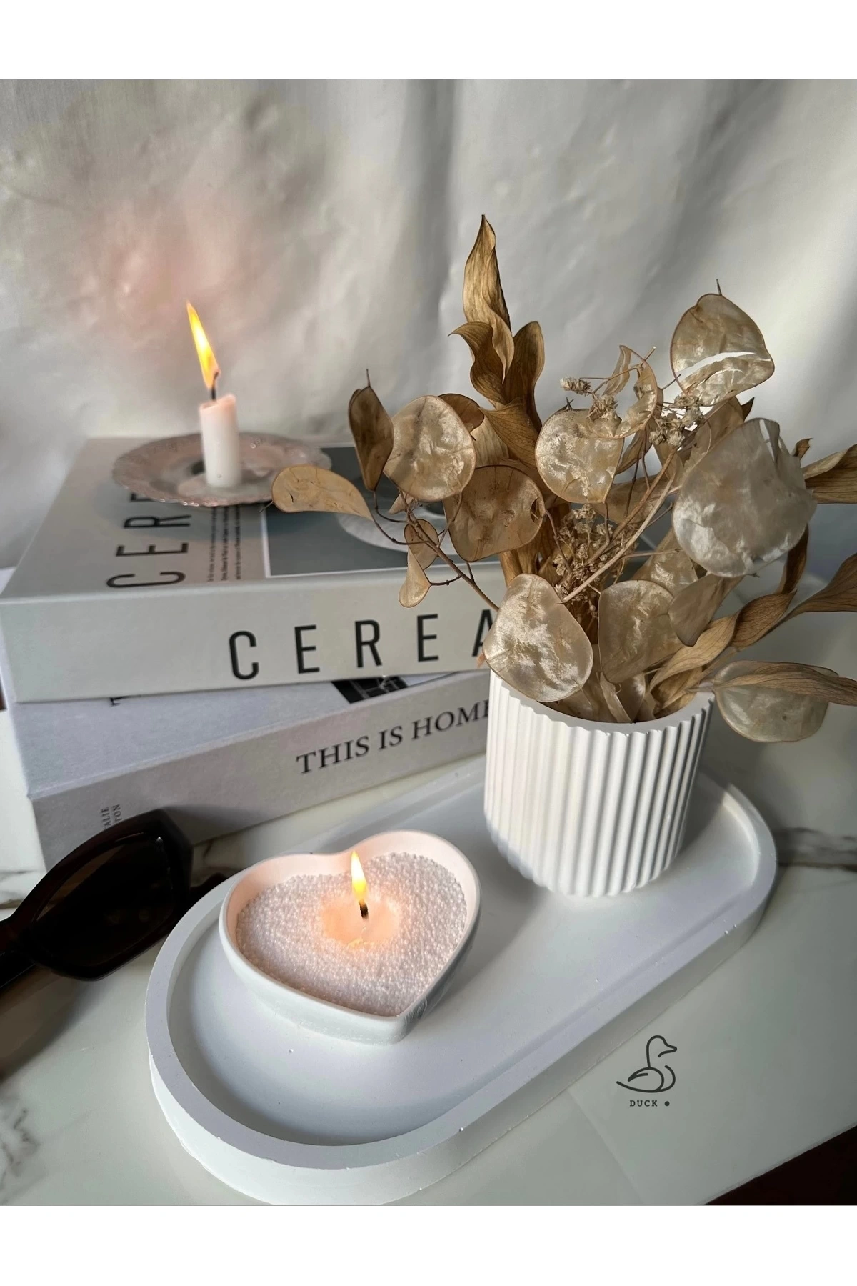 Çizgili vazo ve kalp görünümlü inci tozlu mumluk set