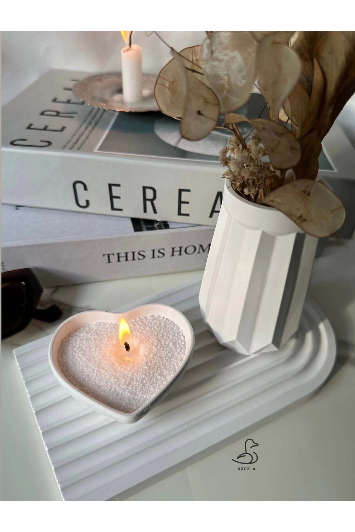 Geometrik desenli vazo ve kalp görünümlü inci tozlu mumluk set