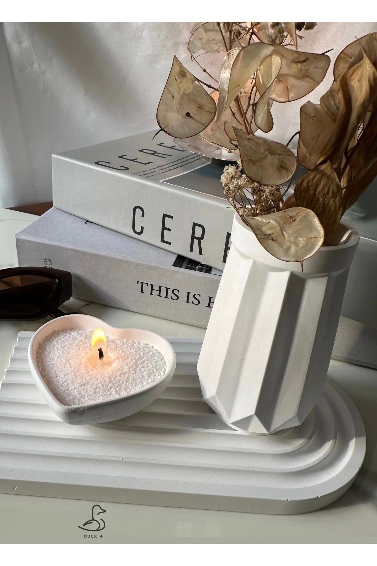 Geometrik Desenli Vazo Ve Kalp Görünümlü İnci Tozlu Mumluk Set