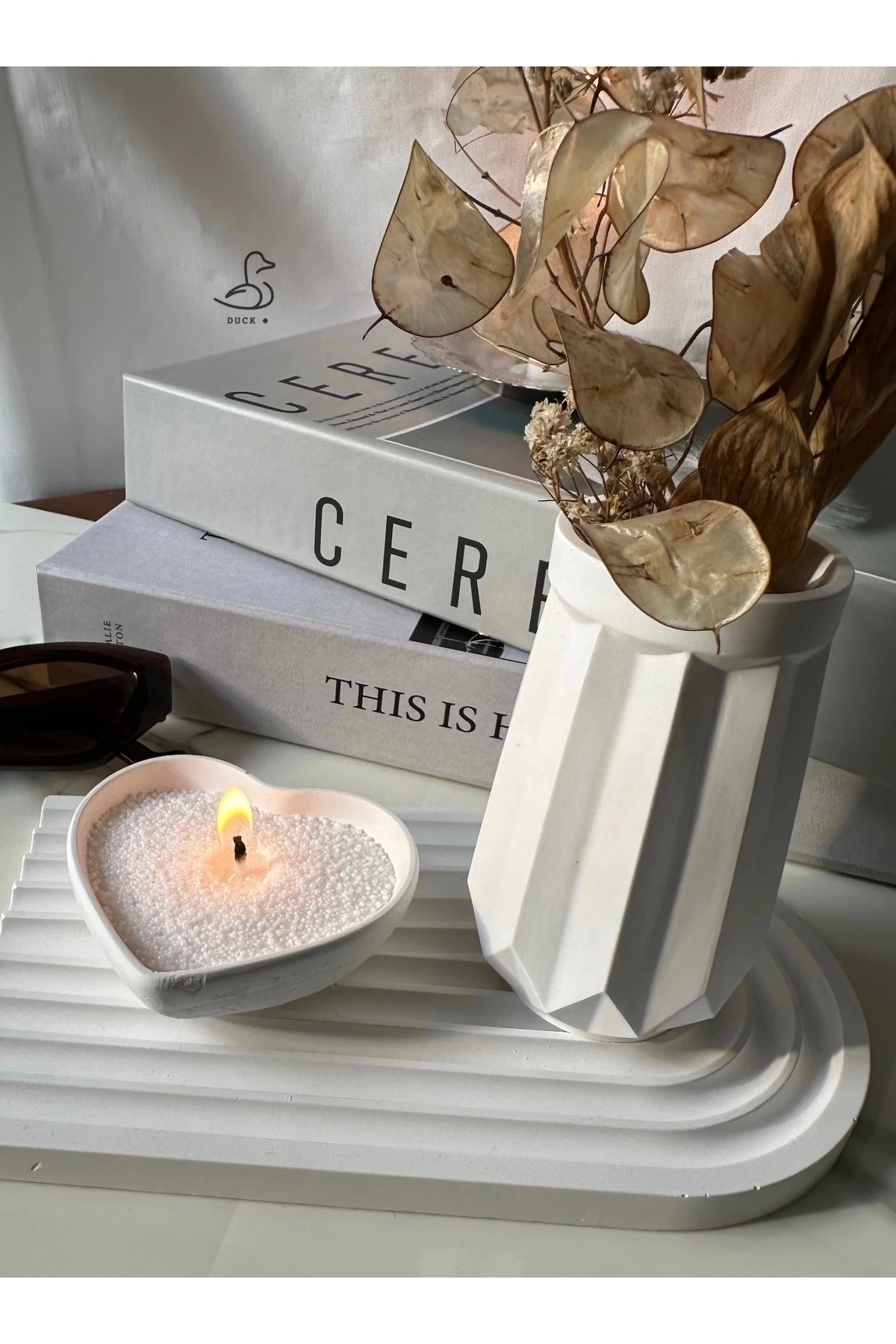 Geometrik Desenli Vazo Ve Kalp Görünümlü İnci Tozlu Mumluk Set