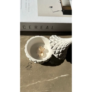 Dekoratif işlemeli takı kutusu