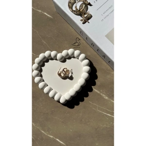 Baloncuklu kalp şeklinde dekoratif takı tabak