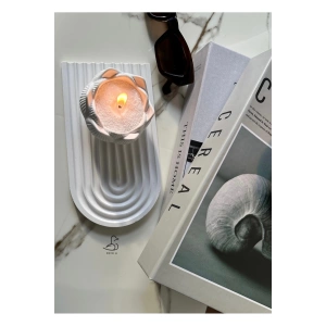 Çizgili dekoratif tabak ve lotus çiçek inci tozlu mumluk