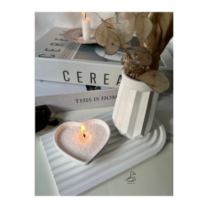 Geometrik desenli vazo ve kalp görünümlü inci tozlu mumluk set