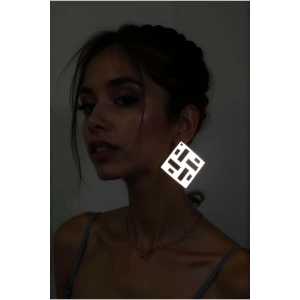 Beyaz Reflektörlü Kare Küpe, Şık Lazer Kesim Küpe - APBJ012