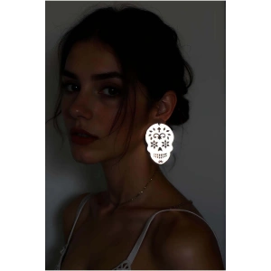 Beyaz Reflektörlü Kurukafa Gotik Küpe, Tarz Lazer Kesim Küpe - APBJ029