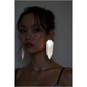 Beyaz Reflektörlü Püsküllü Küpe, Şık Lazer Kesim Küpe - APBJ016