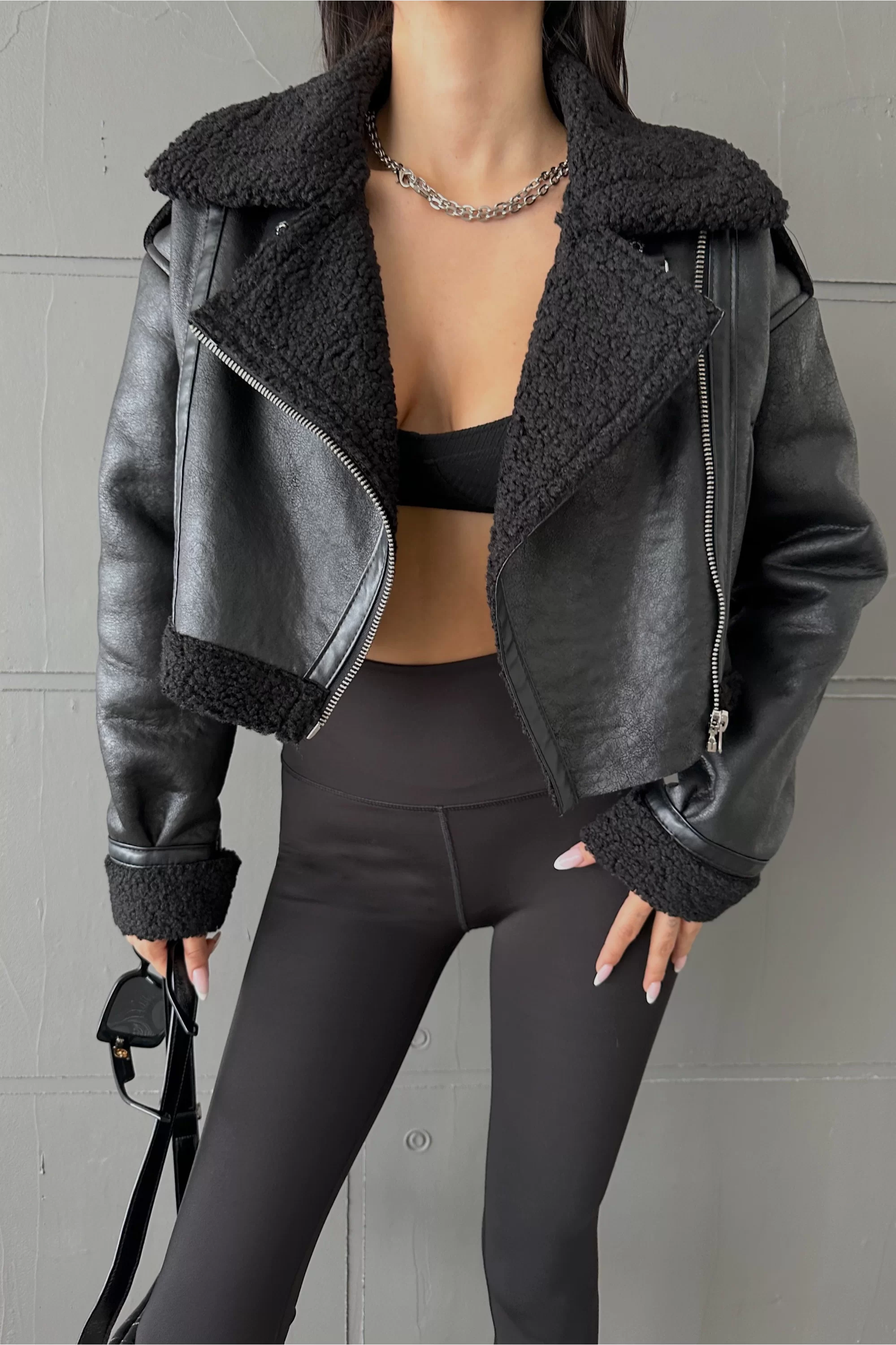 Kadın Siyah Peluş Crop Deri Mont 1009-0799