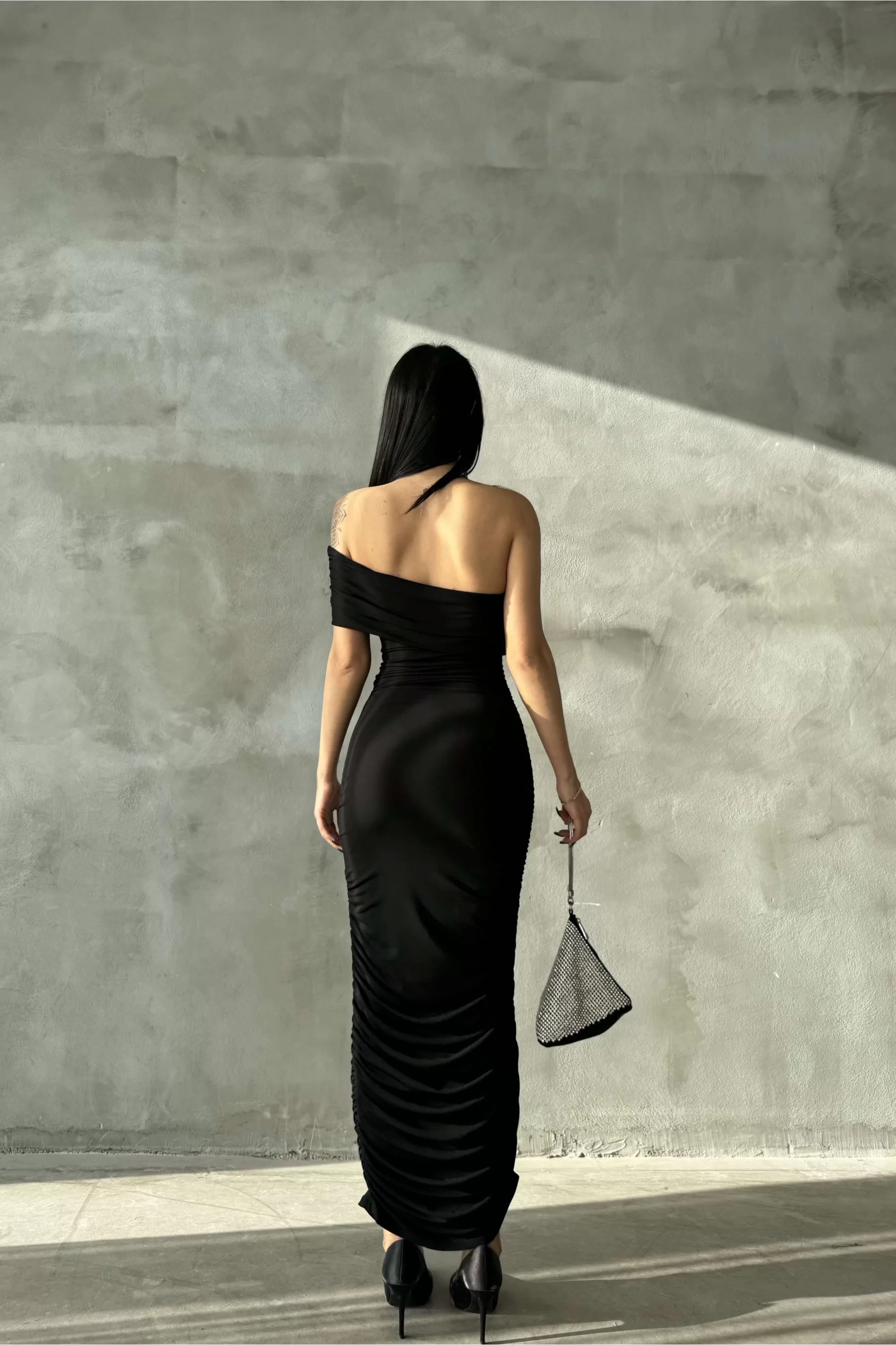 Kadın Siyah Tek Omuz Yanları Büzgülü Uzun Elbise 1018-0299