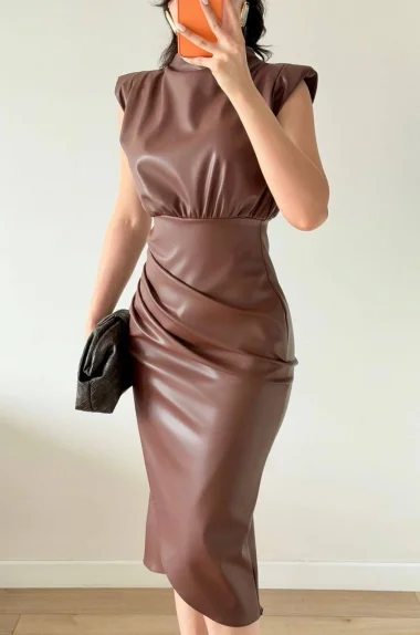Kadın Kahve Omuz Vatkalı Bel Pileli Deri Elbise 1041-2741