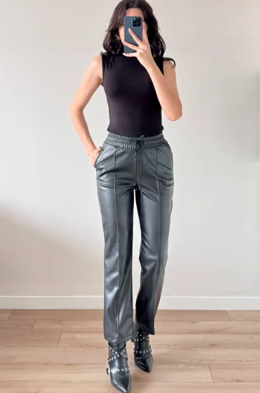 Kadın Siyah Lastikli Çımalı Deri Pantolon 30322