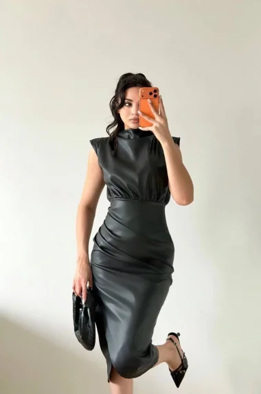 Kadın Siyah Omuz Vatkalı Bel Pileli Deri Elbise 1041-2741
