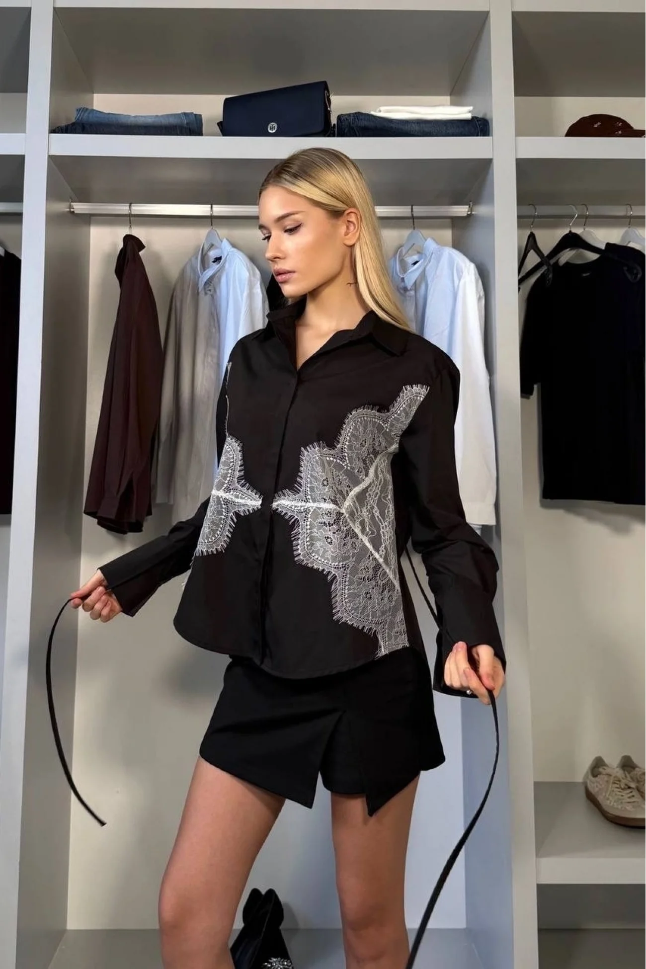 Kadın Siyah Sırt Bağlamalı Ön Dantel Detaylı Gömlek 1041-2820