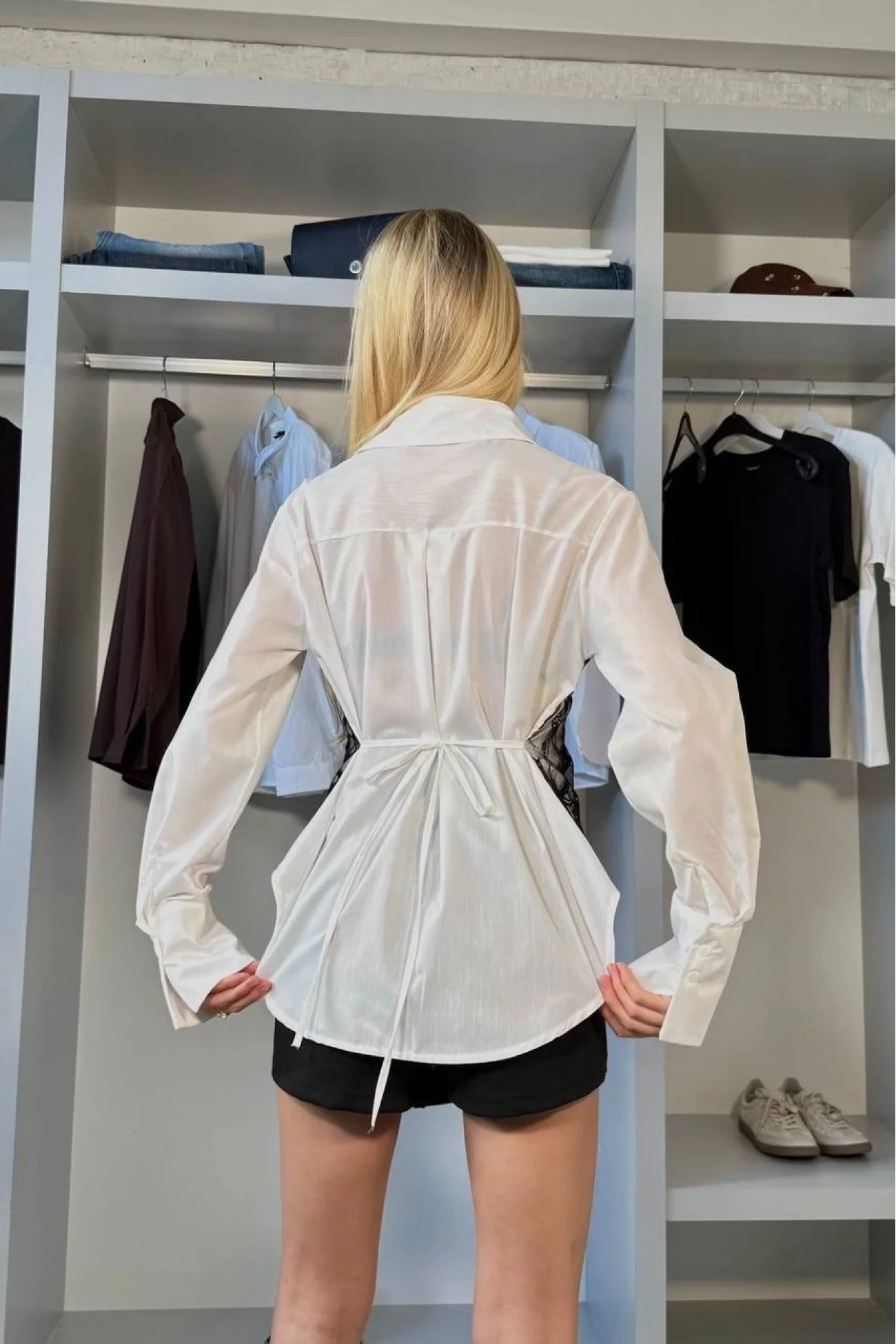 Kadın Beyaz Sırt Bağlamalı Ön Dantel Detaylı Gömlek 1041-2820