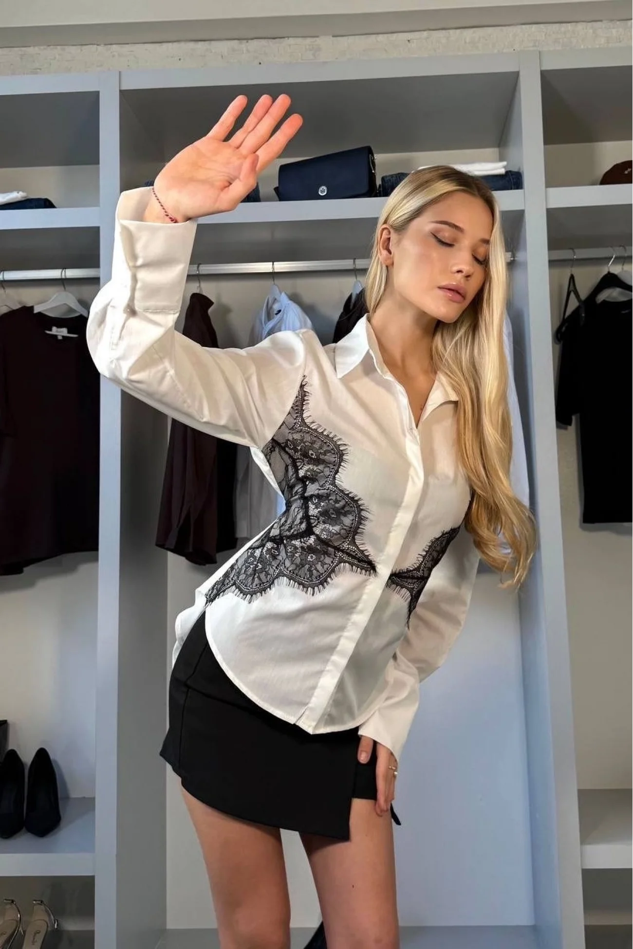 Kadın Beyaz Sırt Bağlamalı Ön Dantel Detaylı Gömlek 1041-2820