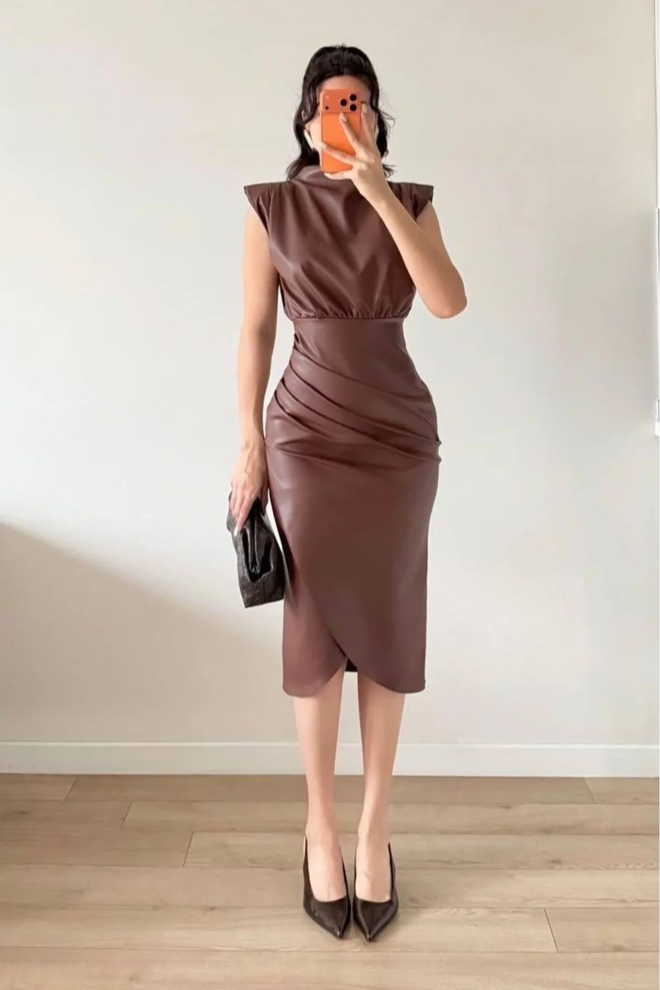 Kadın Kahve Omuz Vatkalı Bel Pileli Deri Elbise 1041-2741