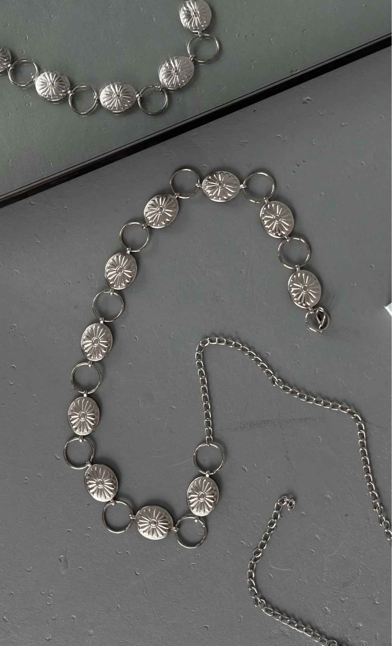 Kadın Silver Çiçekli Plaka Zincir Kemer 1043-0001