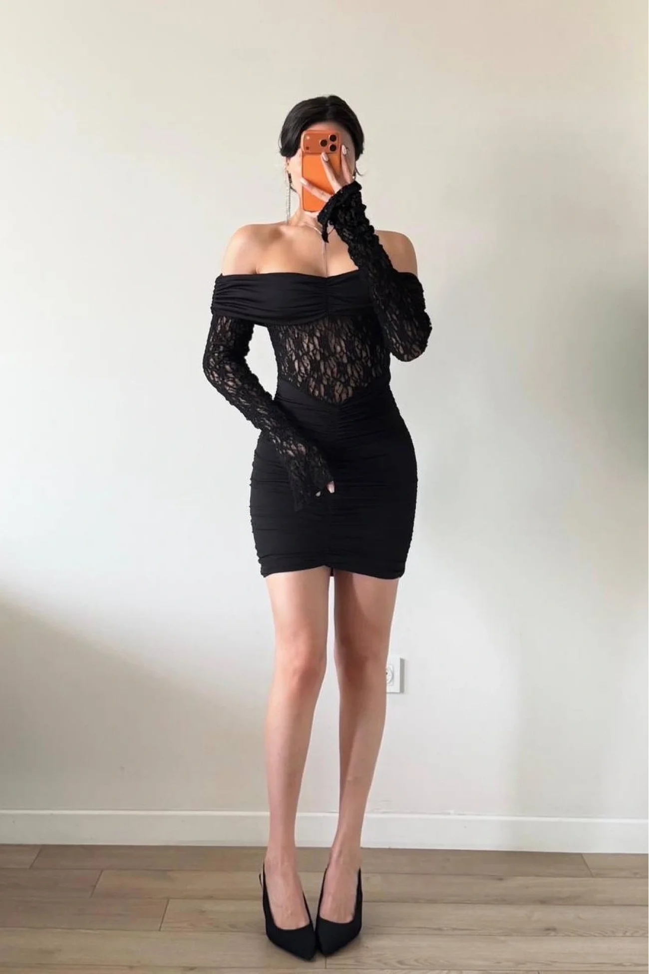 Kadın Siyah Dantelli Bel ve Göğüs Büzgülü Elbise 1041-2728