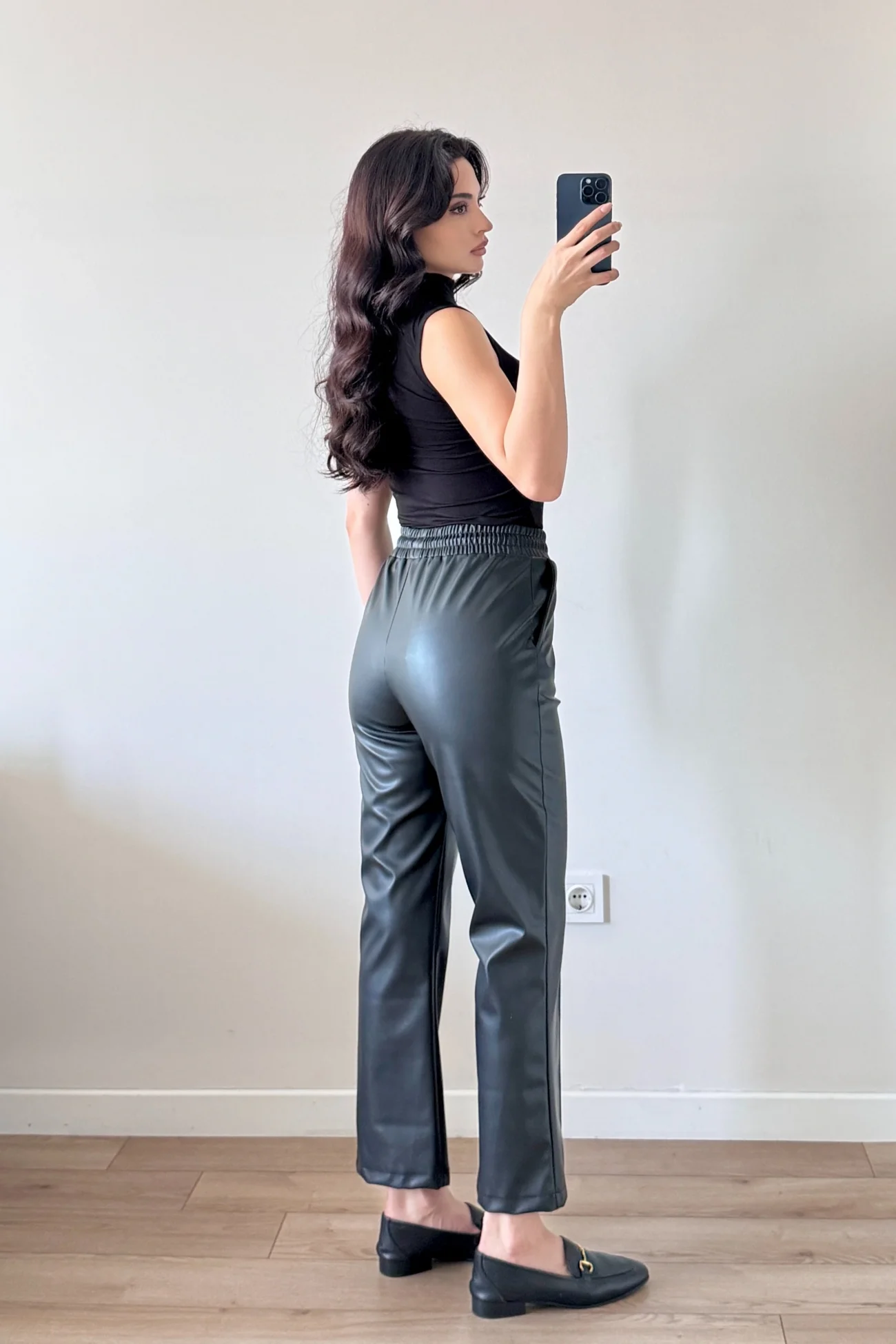 Kadın Siyah Lastikli Çımalı Deri Pantolon 30322