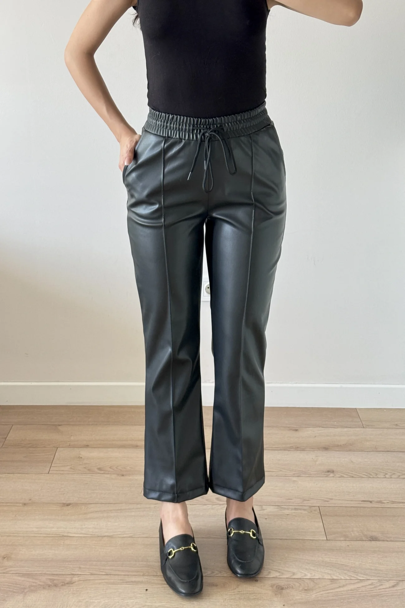 Kadın Siyah Lastikli Çımalı Deri Pantolon 30322