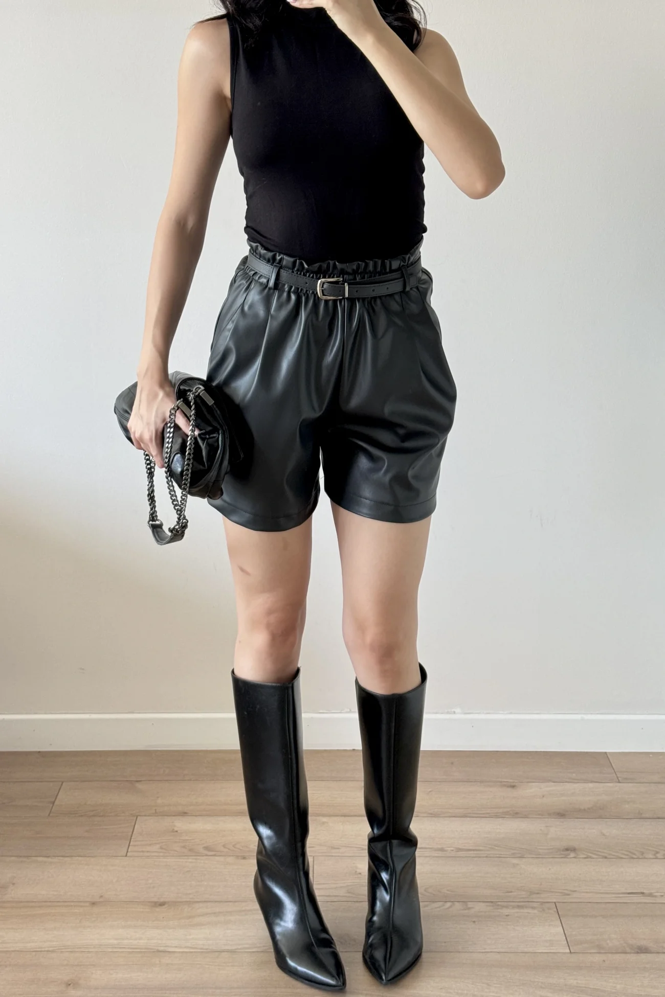 Kadın Siyah Lastikli Kemerli Deri Şort 30321