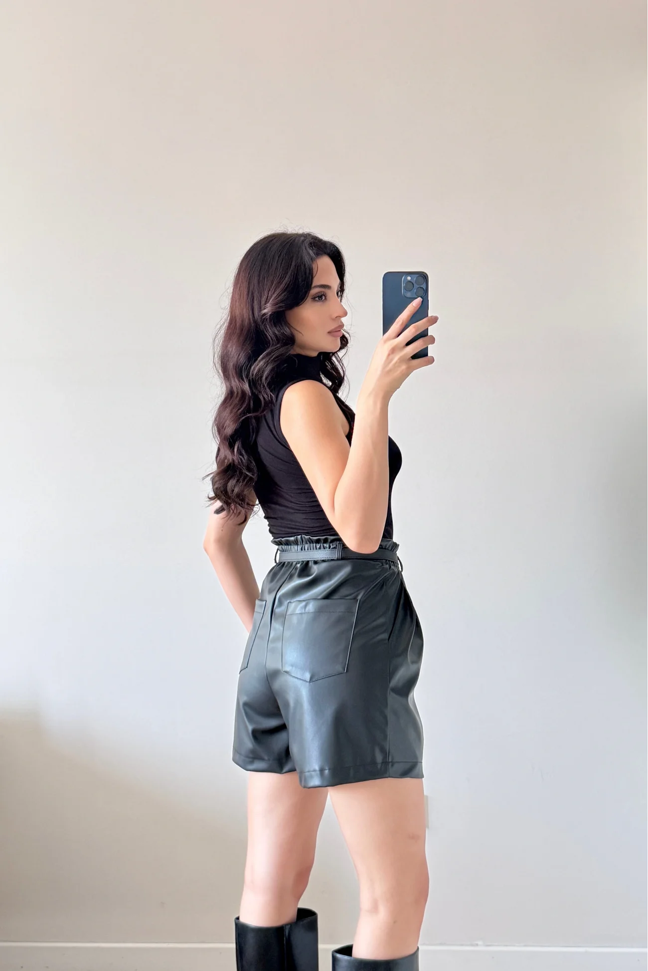 Kadın Siyah Lastikli Kemerli Deri Şort 30321