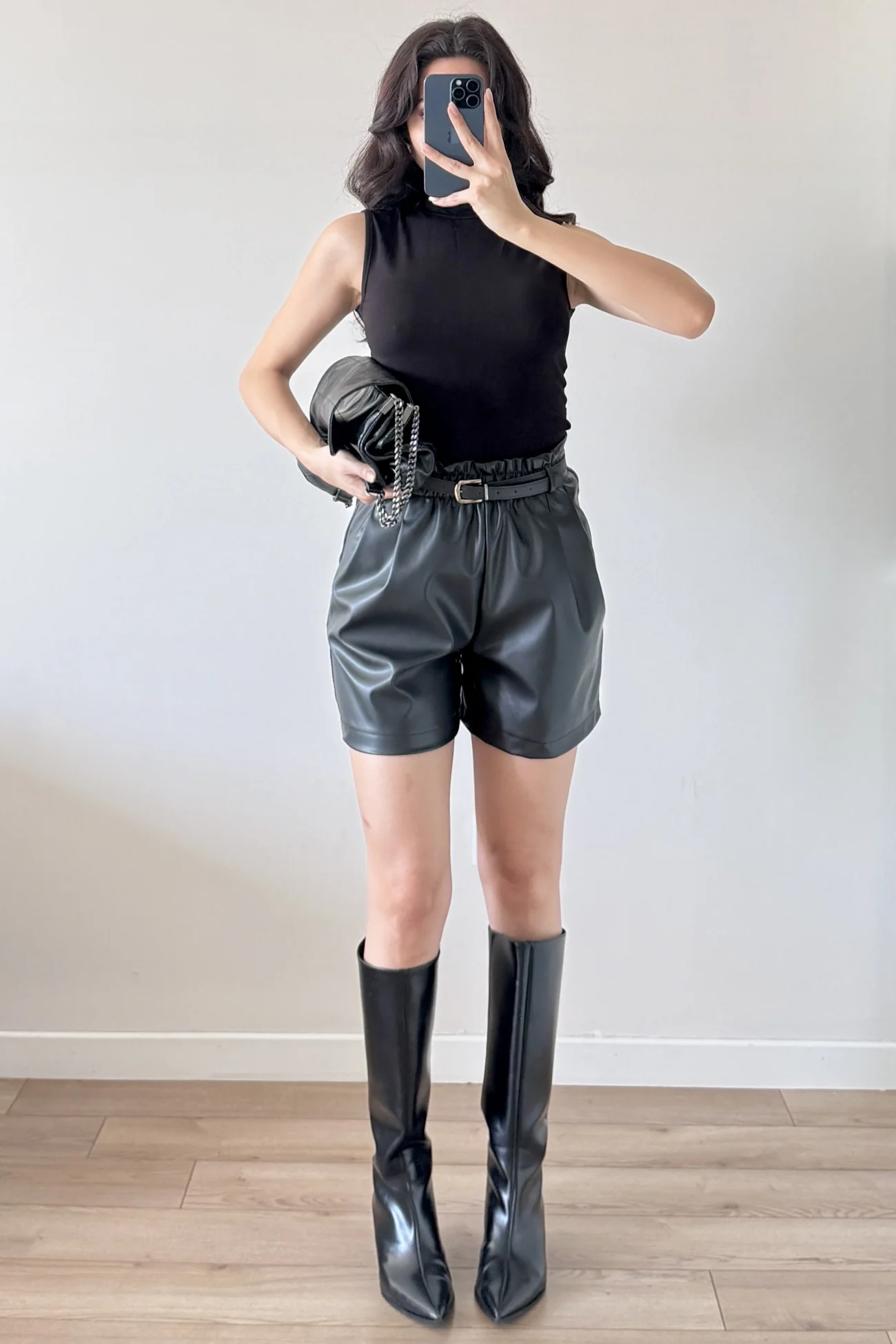 Kadın Siyah Lastikli Kemerli Deri Şort 30321