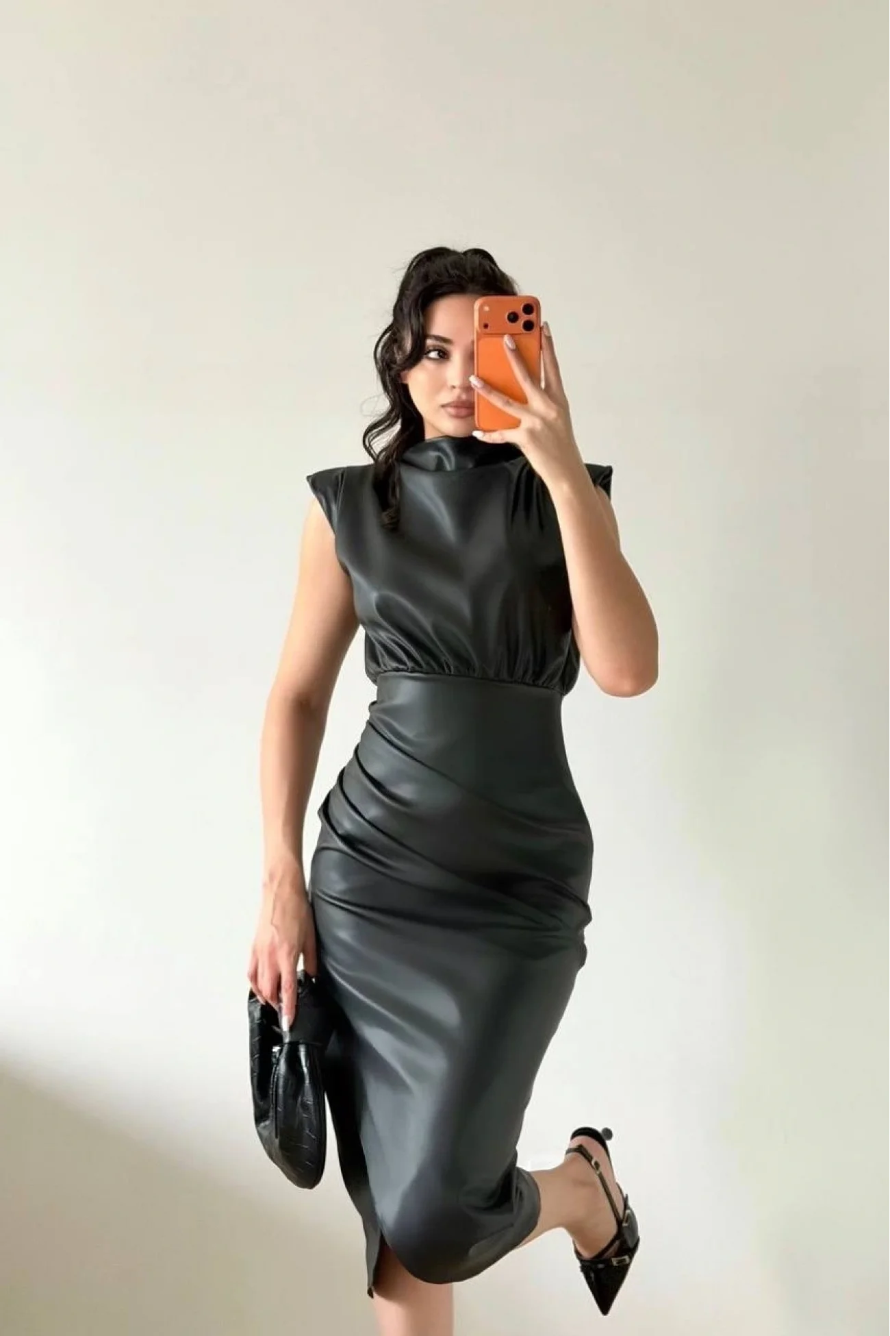 Kadın Siyah Omuz Vatkalı Bel Pileli Deri Elbise 1041-2741