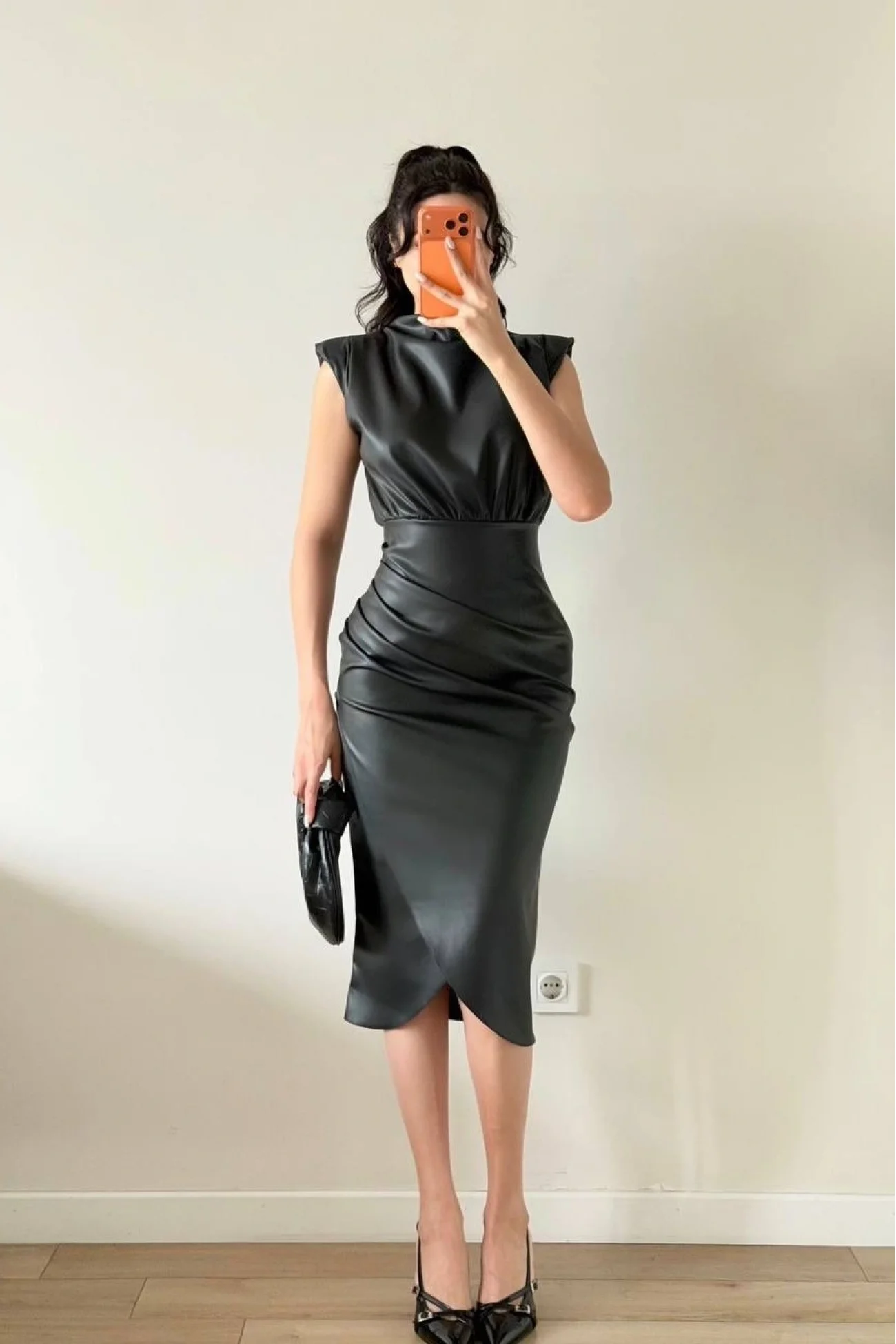 Kadın Siyah Omuz Vatkalı Bel Pileli Deri Elbise 1041-2741
