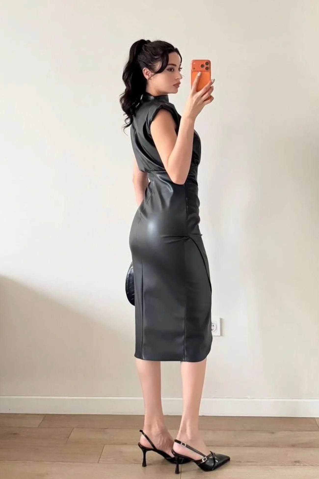 Kadın Siyah Omuz Vatkalı Bel Pileli Deri Elbise 1041-2741