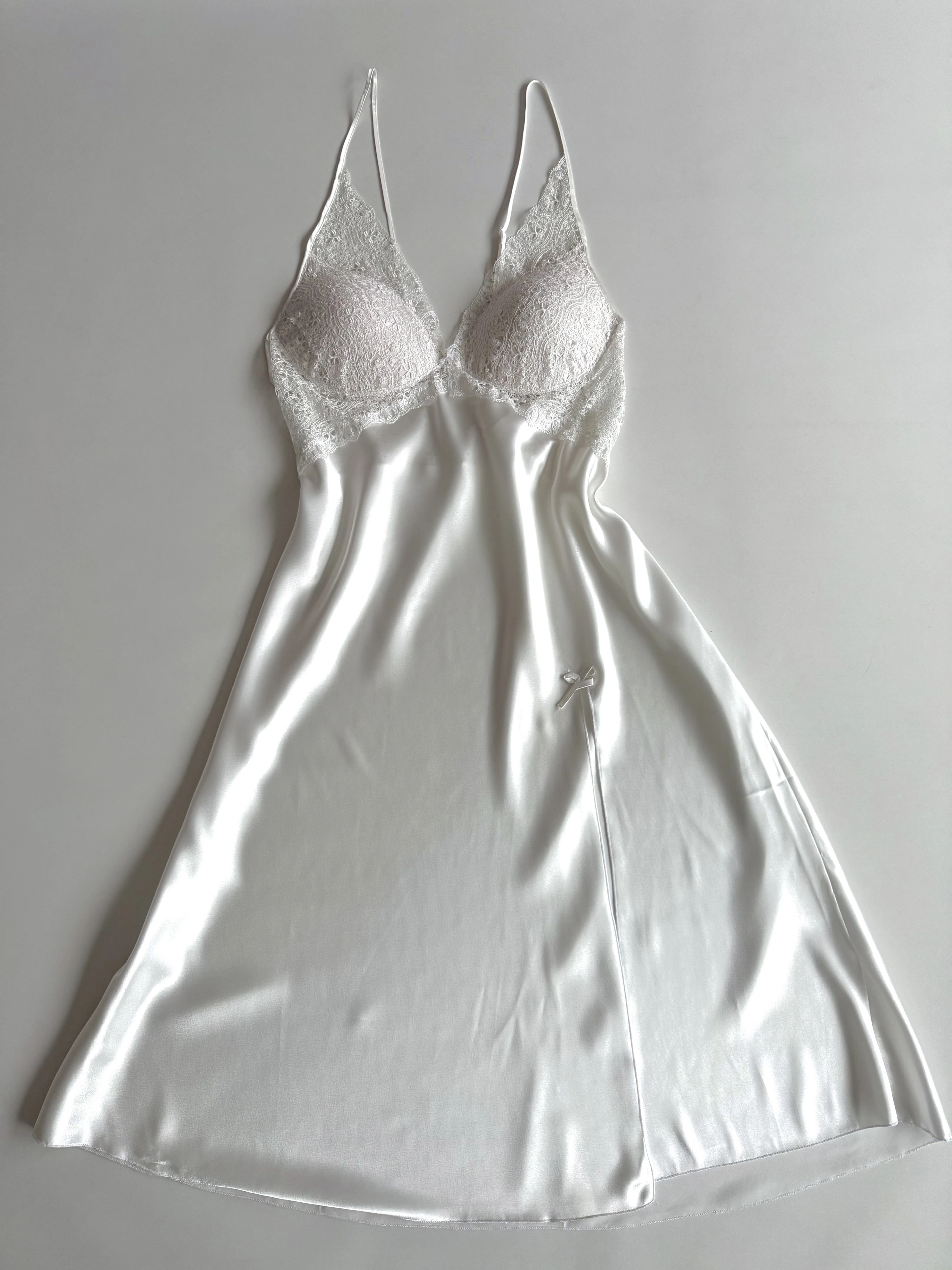 Büyük Beden Ekru Yırtmaç Detaylı Uzun Gecelik