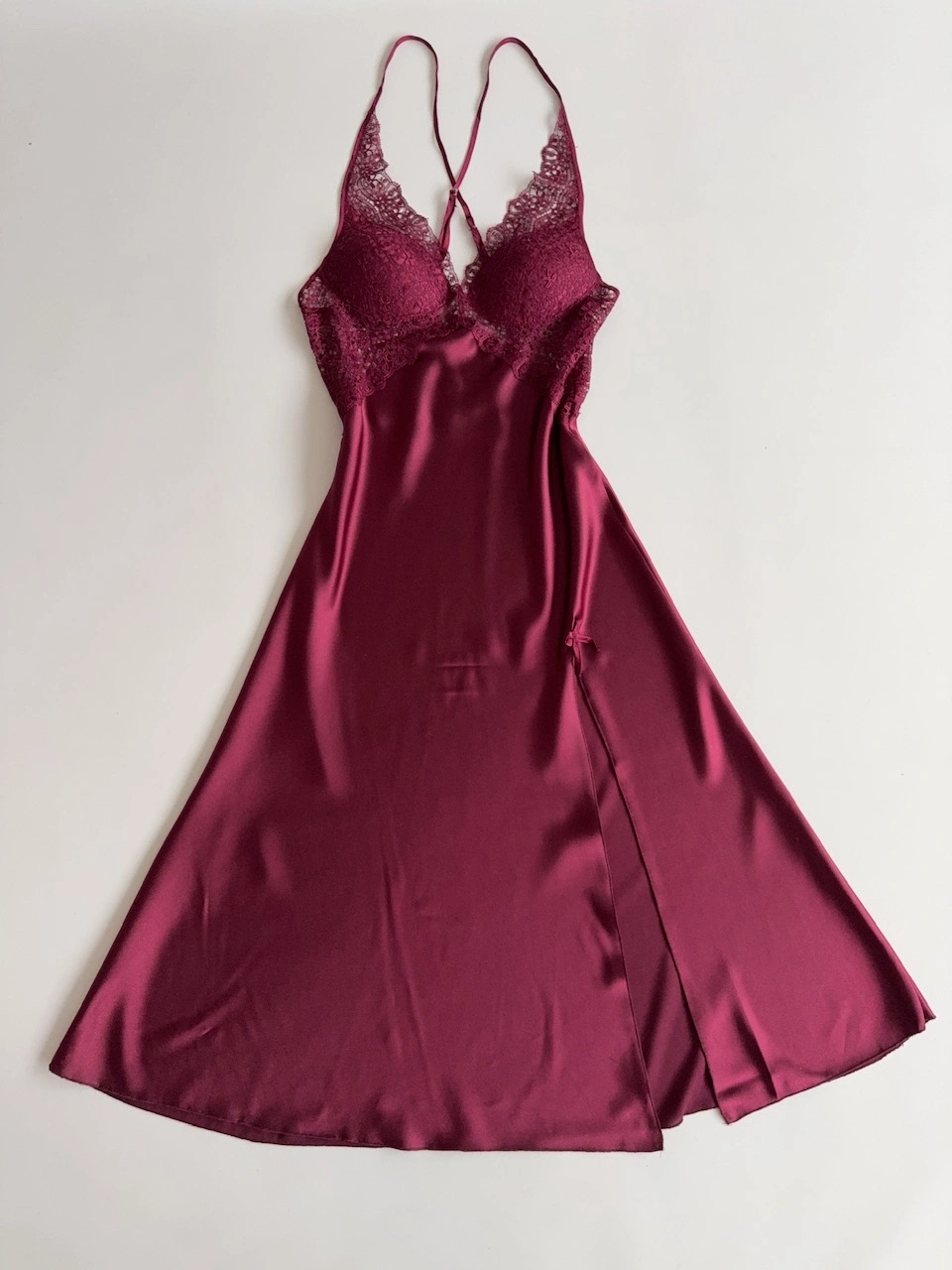 Bordo Yırtmaç Detaylı Gecelik