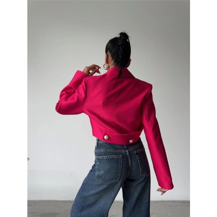 ARKASI İNCİ DÜĞME DETAYLI CROP CEKET - Fuşya